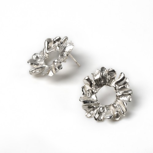 2 kolczyki-rumianki-srebrne-kos-jewellery-z-boku.jpg